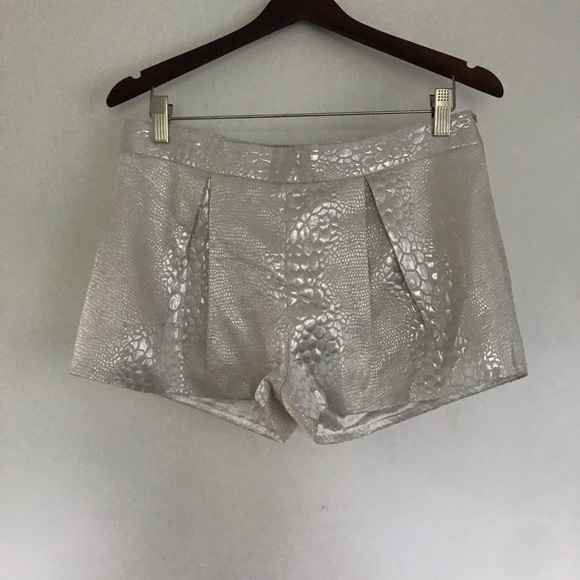 Esley, high-waisted, metallic, pleated, hot pants - Picture 1 of 6